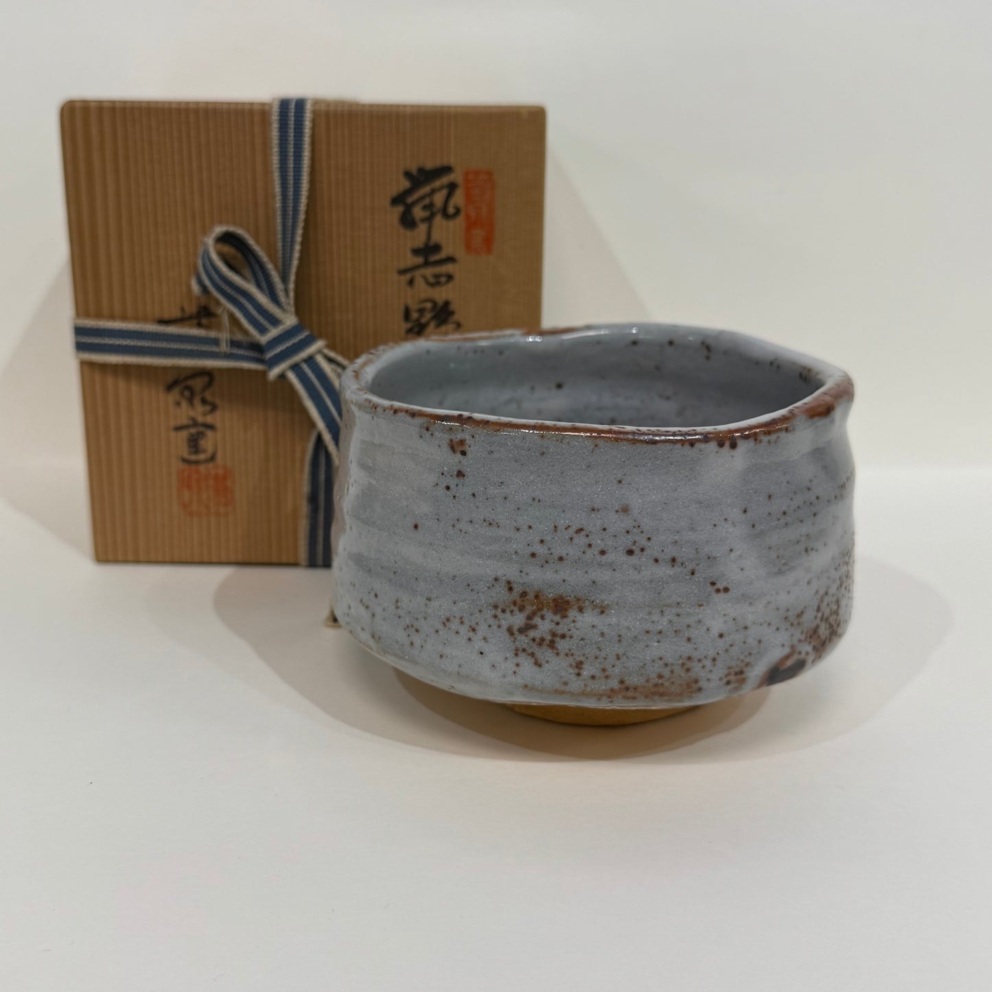 SBKTB50 菊泉窯造　鼠志野茶碗（共箱）